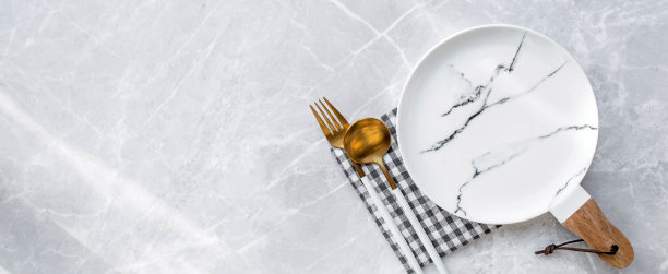 横幅。灰色混凝土桌子的背景是一个木制把手的空陶瓷大理石盘子。文本空间。咖啡馆和餐厅的菜单概念。图片下载