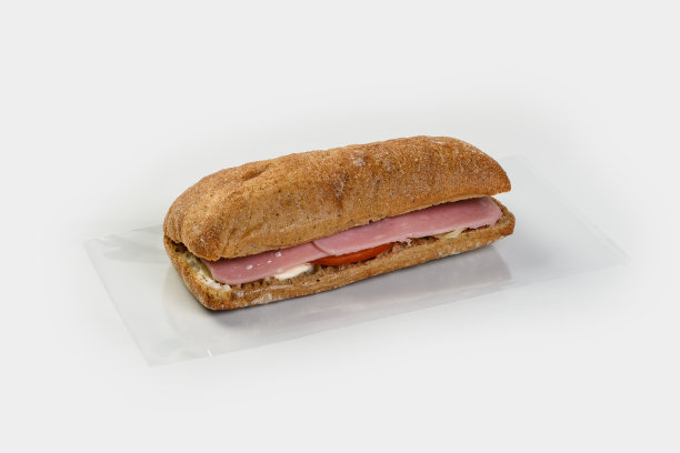 黑麦夏巴塔夹有火腿、番茄、香草和奶油酱汁，背景色清淡图片下载