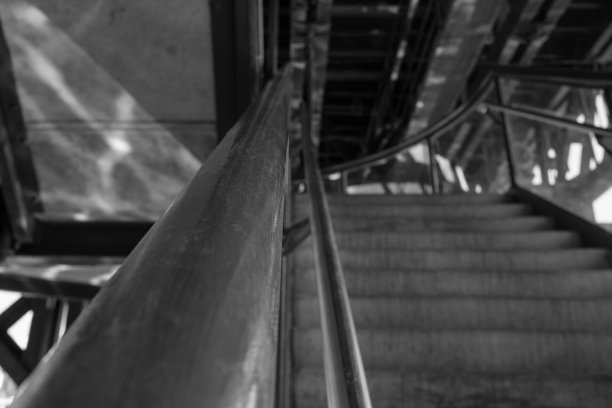 扶手和楼梯的特写图片下载