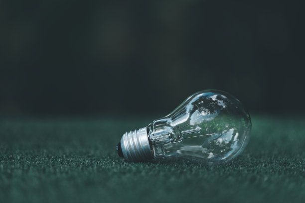 有发光灯泡的书或教科书。自学或教育知识和商业学习理念。学习或在家学习的想法。科技，为灵感创造想象。图片下载