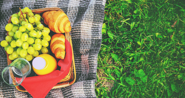 在大自然中野餐水果和西瓜。有选择性的重点。图片下载