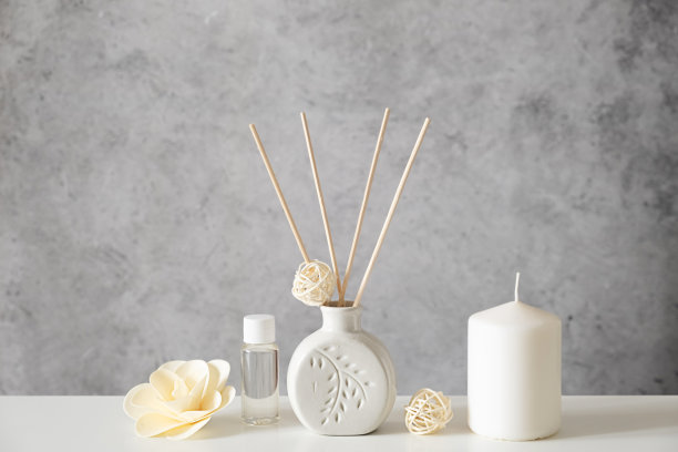 浴室白色桌子上的香薰器内装有白色香烛和香烛。香薰，家居香。家居休闲和抗压力的概念，家居装饰。图片下载