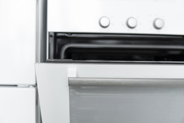 打开白色厨房烤箱上一个舒适的厨房。图片下载