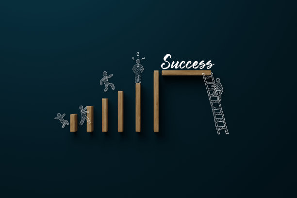 人们爬上木块。图片下载