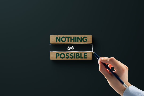 木块，上面写着“NOTHING POSSIBLE”和“IM”。图片下载