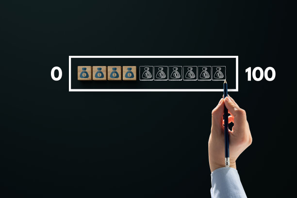 木制立方体，带有金钱图标和手绘的金钱离子。图片下载