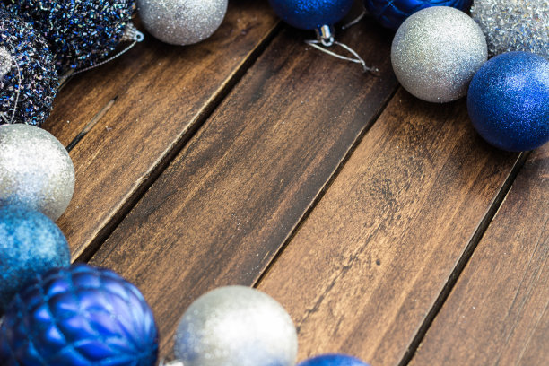 蓝色和银色的圣诞装饰品图片下载