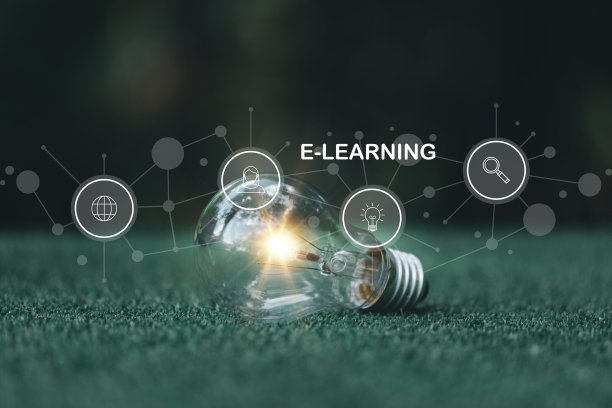 明亮的灯泡和图标与书。商业成功理念和在线教育或学习理念。商人的成就和灵感。科技，为灵感创造想象。图片下载