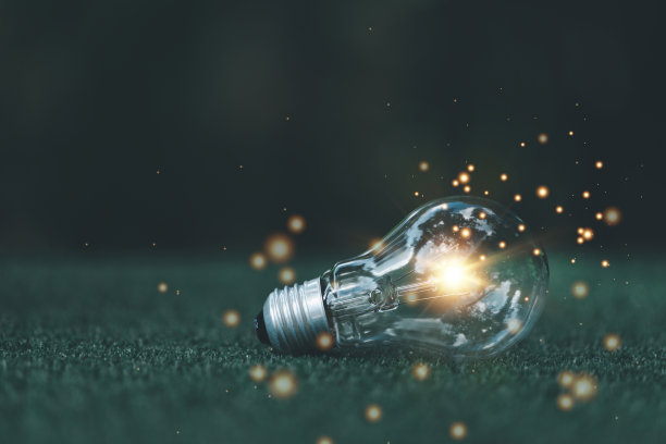 明亮的灯泡和图标与书。商业成功理念和在线教育或学习理念。商人的成就和灵感。科技，为灵感创造想象。图片下载