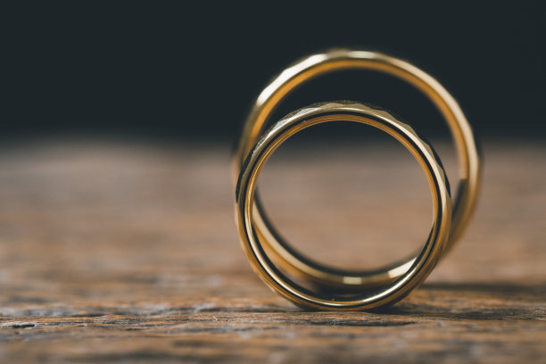 省钱和策划婚礼的理念。家庭生活或婚姻生活的可持续财务目标。有一堆硬币的戒指，为结婚攒钱，描绘新的家庭的储蓄或成长。图片下载