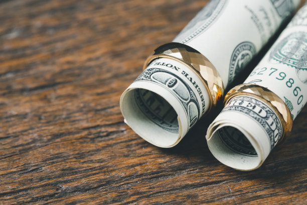 省钱和策划婚礼的理念。家庭生活或婚姻生活的可持续财务目标。有一堆硬币的戒指，为结婚攒钱，描绘新的家庭的储蓄或成长。图片下载