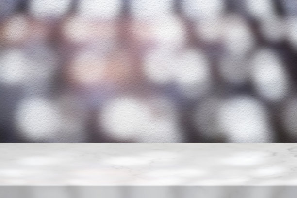 大理石桌子与白色灰泥墙纹理背景与光束，散景和阴影，适合产品展示背景，展示，和模拟。图片下载