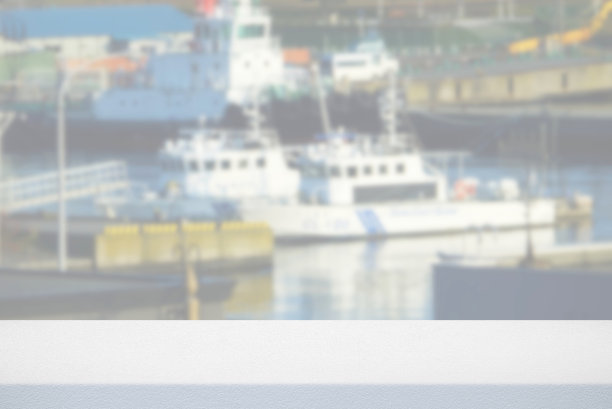 白色混凝土桌子与模糊的日本港口背景，适合产品展示背景，展示，和模拟。图片下载