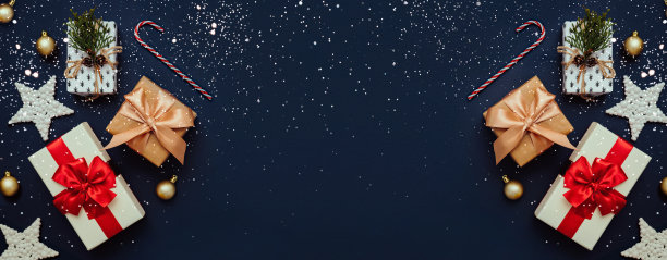 蓝色背景上有新年礼物的盒子图片下载