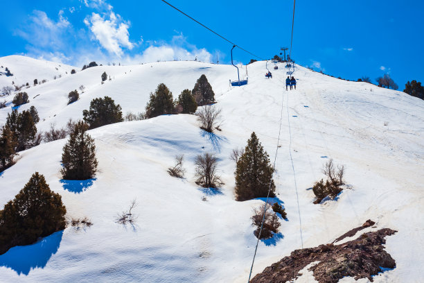 前往乌兹别克斯坦Beldersay山的缆车图片下载