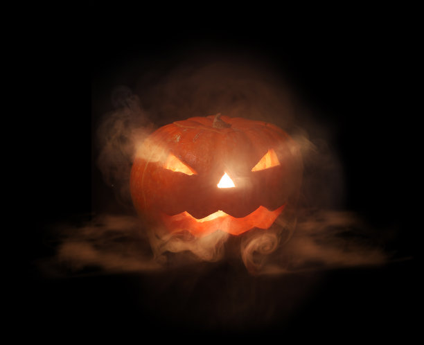 黑色背景的万圣节南瓜和烟雾。图片下载