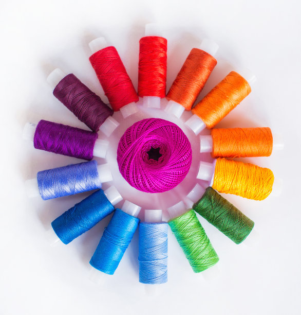 定制工作场所与彩色螺纹线圈。以缝纫为爱好。白色背景俯视图。最小的风格。图片下载