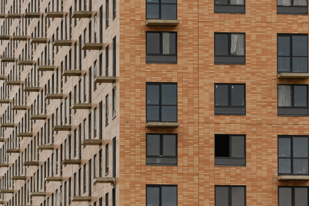 一个未完成的建筑的窗户的立面，近距离的房子图片下载