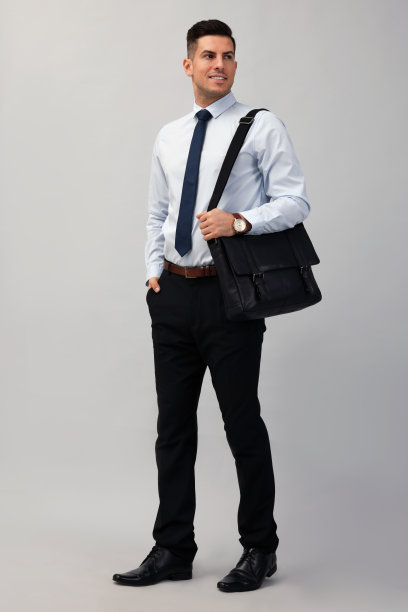 商人与时尚的皮革公文包上的光背景图片下载