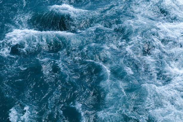 暴风雨般的深蓝色海水与波浪和泡沫，俯视图片下载