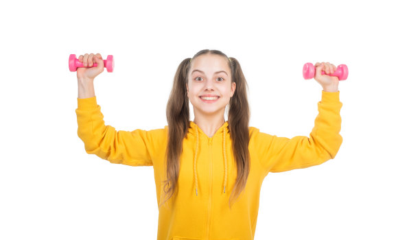 儿童的健康。健康的生活。带着运动器材的小孩被隔离在白色的球场上。的决心。图片下载