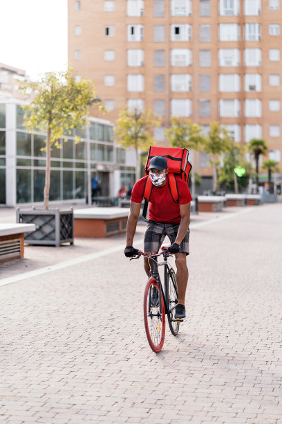 戴口罩的骑士图片下载