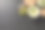 一杯美味的猕猴桃奶昔加燕麦片，放在深色的桌子上，平躺。文本空间图片下载