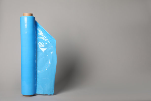 灰色背景上的绿松石弹力卷。文本空间图片下载