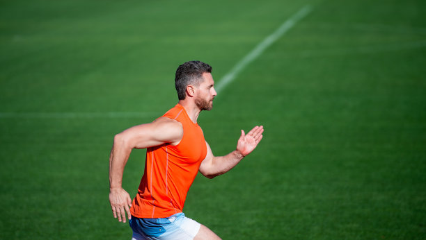 运动选手。耐力。运动和耐力。室外体育场冲刺。体能训练。图片下载