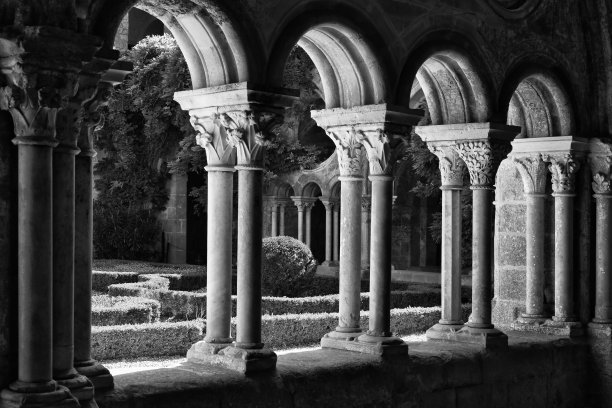 Fontfroide的中世纪回廊图片下载