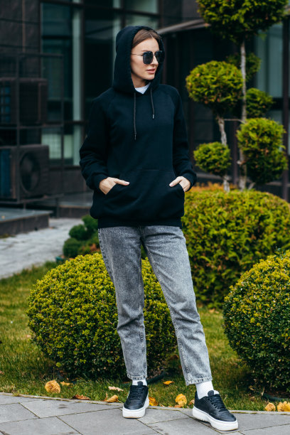 戴眼镜，穿黑色卫衣的年轻女子图片下载