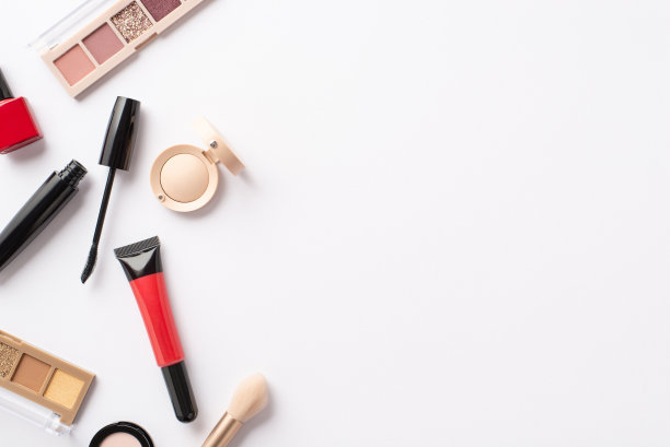装饰性化妆品概念。顶视图照片红色唇彩，指甲油，睫毛膏，眼影调色板和刷在孤立的白色背景与copyspace图片下载