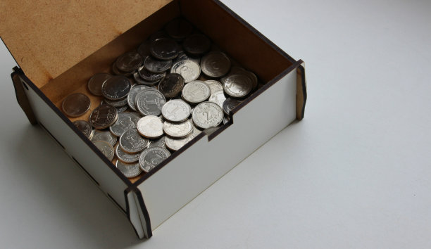 彩绘礼盒乌克兰银币在白色表面股票照片图片下载