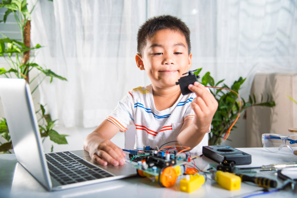 小学生手持步进电机组装汽车玩具图片下载