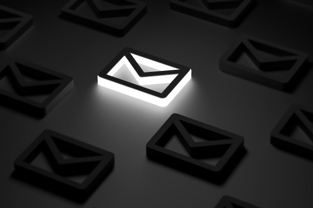 一个白色发光的信封，在模糊的黑色信封中夹着一封信。一个重要字母的概念，一个新的字母。3 d渲染。图片下载