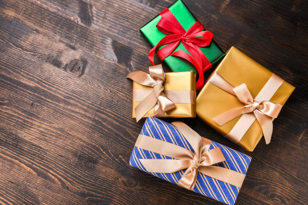 节日圣诞新年背景彩色礼盒和节日装饰的粉红色背景。新年礼物和圣诞礼物俯视图图片下载