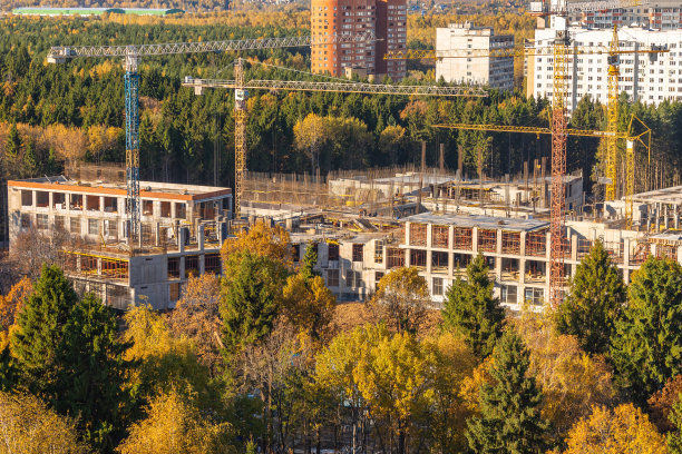 建筑工地上的起重机建造房地产图片下载