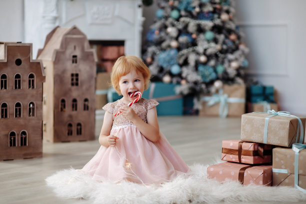 女孩坐在家里的地板上图片下载