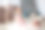 女孩坐在家里的地板上图片下载