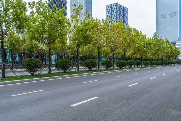 从空旷的柏油路看上海的城市景观和天际线图片下载
