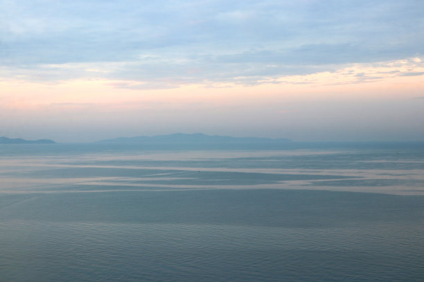 宁静的海洋和美丽的日出背景图片下载