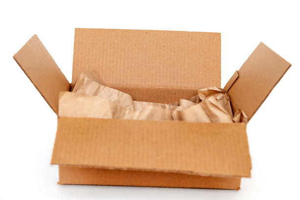 白色背景上装有包装纸的纸箱，回收概念图片下载