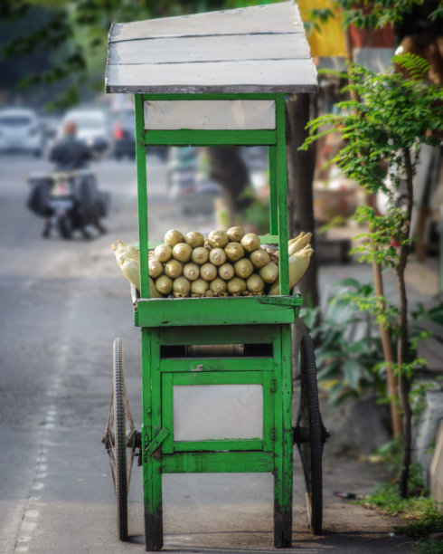 卖煮玉米和煮花生的绿卡车图片下载