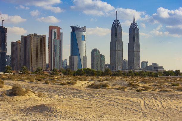 迪拜的午间沙漠景象图片下载