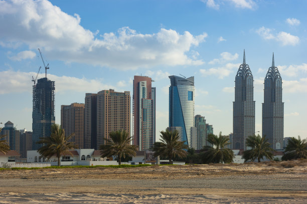 迪拜的午间沙漠景象图片下载