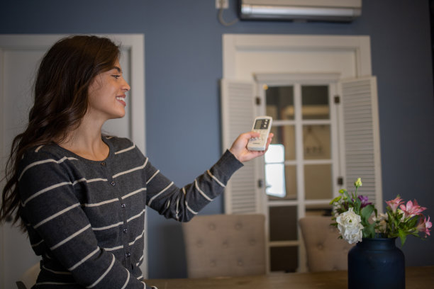 女子打开空调图片下载