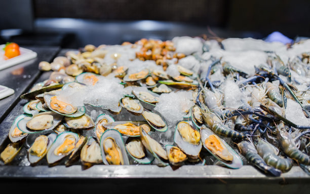 新鲜的青贻贝和虾配海鲜冰吧。图片下载