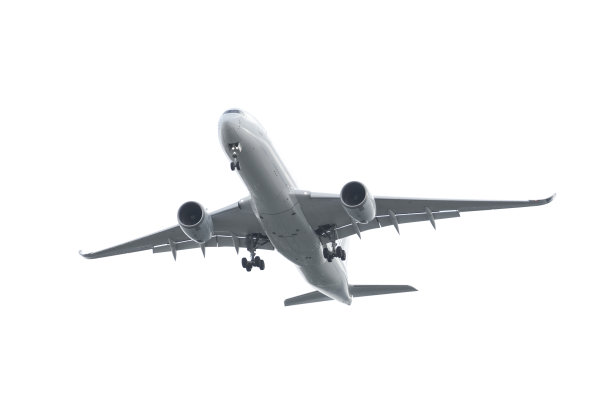 在白色背景下，客机在天空中飞向目的地，孤立的航空运输概念图片下载