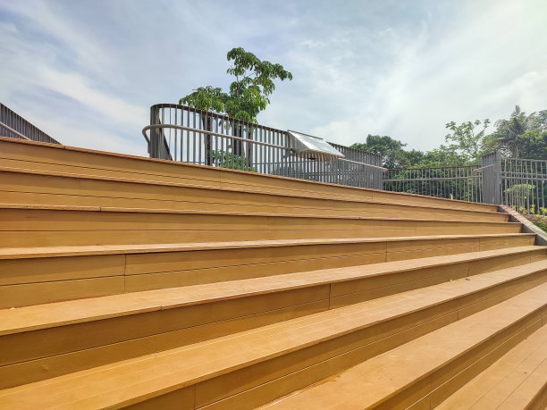 通往城市公园舞台的楼梯图片下载