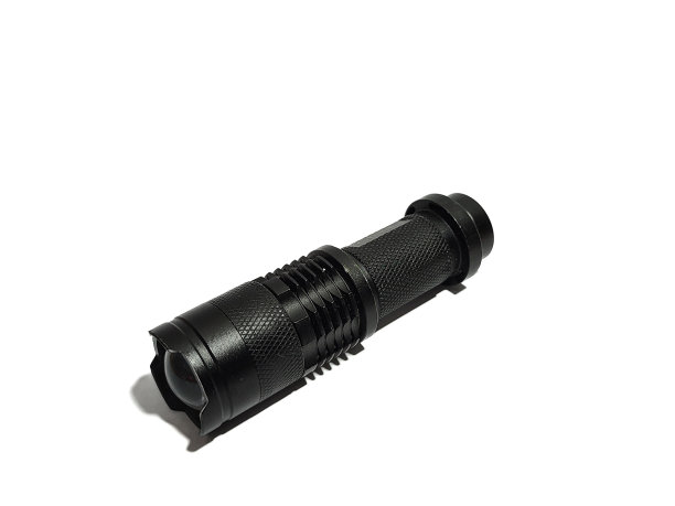 小型LED手电筒，通常用于野营，徒步旅行或任何户外活动图片下载